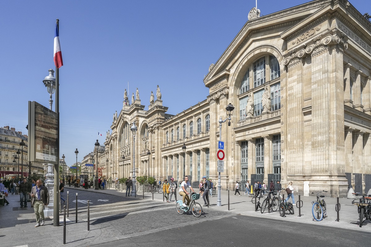 Photo de la place Napoléon III et du parvis de la Gare du Nord